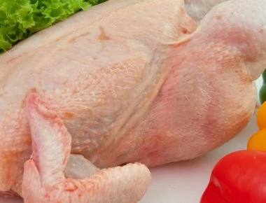Παρατήρησες λευκές γραμμές στο νωπό κοτόπουλο; Μάθε τι είναι